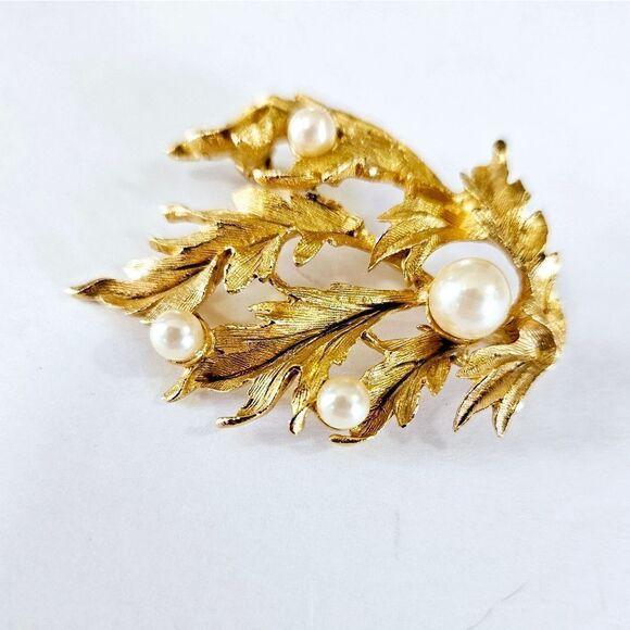 Vintage Richelieu Signed Seagrass Matte Textured Gold Tone Faux Pearl Brooch Pin - Picture 2 of 7